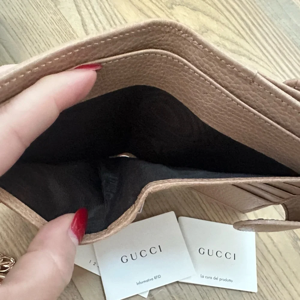 Gucci Tan Leather Wallet with Gold Accent- Box, Dust Bag, Chain and COA included - Picture 6 of 11